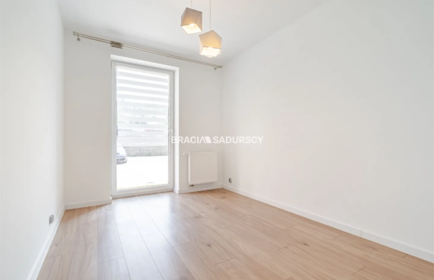 Bochnia, 2-pokojowe mieszkanie o powierzchni 37 m² wraz z miejscem postojowym i komórką lokatorską. 
Mieszkanie położone na par