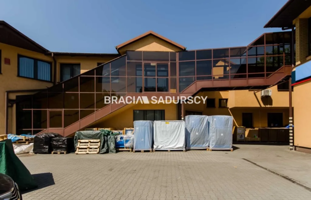 Do wynajęcia budynek biurowy  leżący na Krowodrzy w Krakowie . 
 
Nieruchomość znajduje się bezpośrednio przy głównej ulicy prz