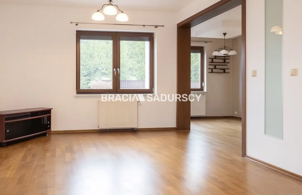 Dom na Woli Justowskiej, garaż na 2 samochody.