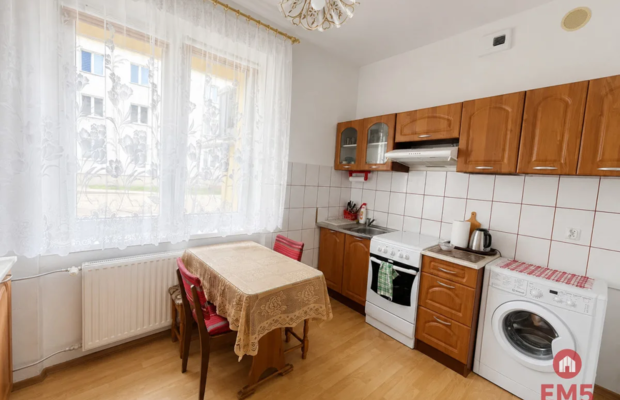 2 pokoje z oddzielną kuchnią , parter