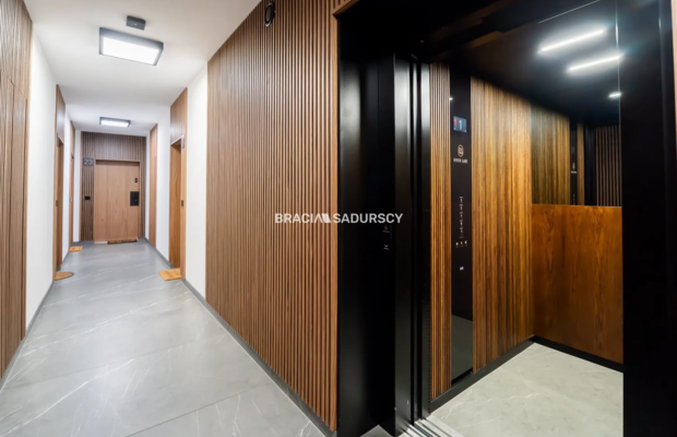 Nowoczesny jasny apartament w otoczeniu zieleni 