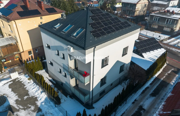 Budynek z 6 niezależnymi apartamentami.
