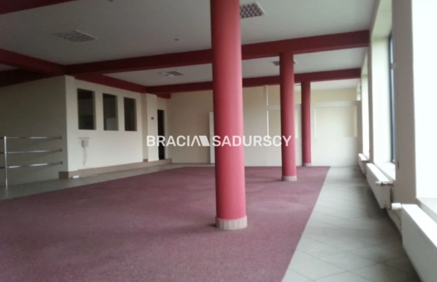 *Zdjęcia należą do właściciela oferty.  
 
Polecamy do wynajęcia lokal o powierzchni 265 m2, usytuowany na I piętrze budynku pr