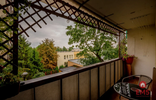 Trzy pokoje, duży balkon, do wejścia.
