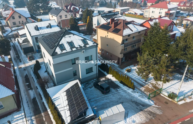 Budynek z 6 niezależnymi apartamentami.