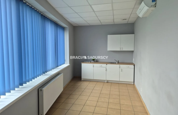 Nieruchomość: biura + magazyn / Półłanki!