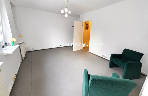 Lokal biurowy 40m 2  na zamkniętym osiedlu   w Piasecznie,   na parterze. Spokojna ulica  w pobliżu centrum,  teren ogrodzony, 