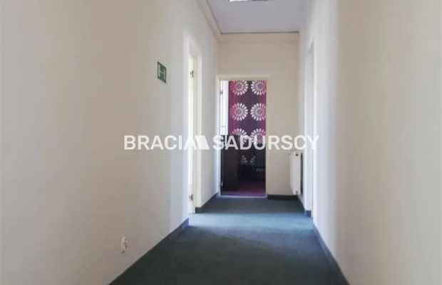 *Zdjęcia należą do właściciela oferty.   

   
Powierzchnie biurowe znajdują się na I piętrze budynku 
(łączna powierzchnia - o