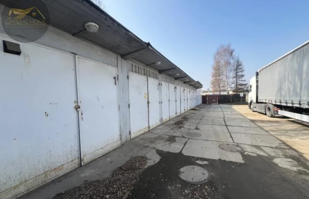 Działka z 9 garażami