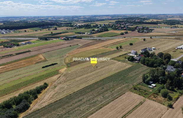 Duża działka z ogromnym potencjałem wzrostu wartości - tylko 1,5 km od węzła S7 i 15 min od Krakowa!   

 Szukasz bezpiecznej l