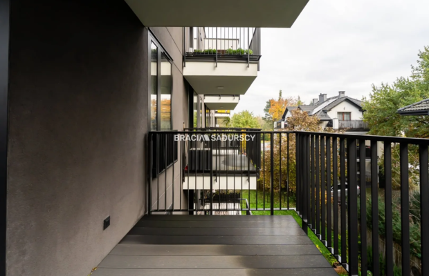 Nowoczesny jasny apartament w otoczeniu zieleni 