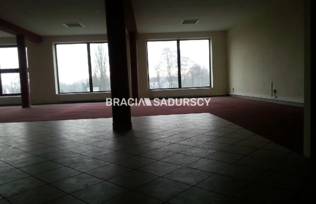 *Zdjęcia należą do właściciela oferty.  
 
Polecamy do wynajęcia lokal o powierzchni 265 m2, usytuowany na I piętrze budynku pr