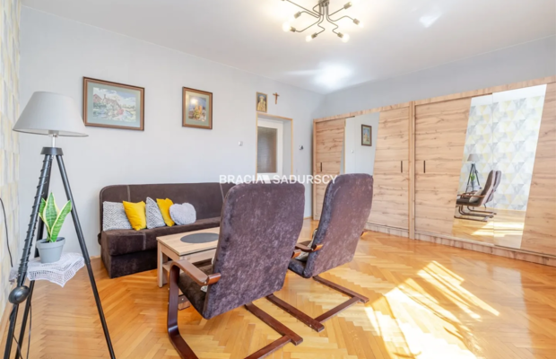 DOM NA SPRZEDAŻ - KRAKÓW, BIEŻANÓW  

 2 niezależne poziomy | ok. 200 m² | 14 arów działki | podpiwniczenie | 2 garaże 

  Dom 