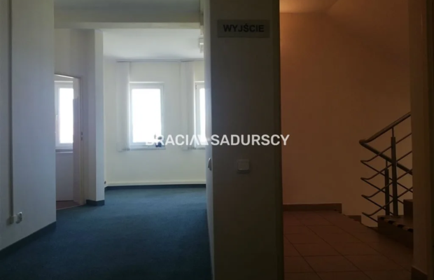 *Zdjęcia należą do właściciela oferty.   

   
Powierzchnie biurowe znajdują się na I piętrze budynku 
(łączna powierzchnia - o