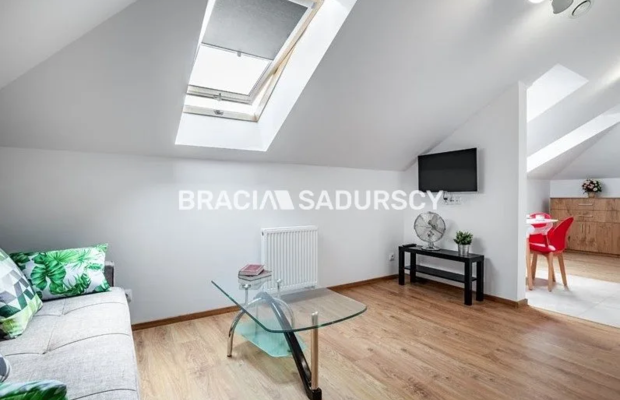 Budynek z 6 niezależnymi apartamentami.