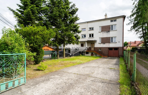 Czteropoziomowy dom z klatką schodową.