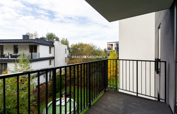 Nowoczesny jasny apartament w otoczeniu zieleni 