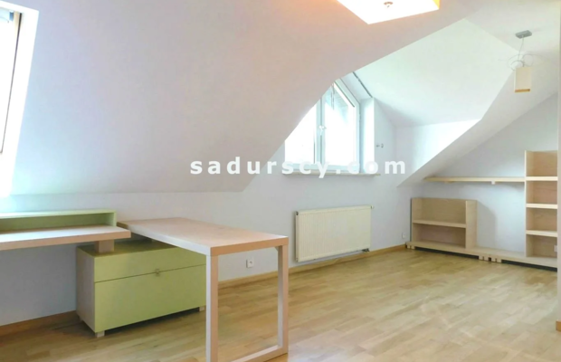 Ładny dom ok. 470m2 na działce 1500m2 w Chyliczkach, między Konstancinem i Piasecznem. Powierzchnia użytkowa parteru, poddasza,