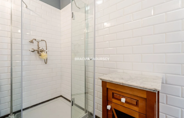Dwupokojowy apartament z historycznym charakterem