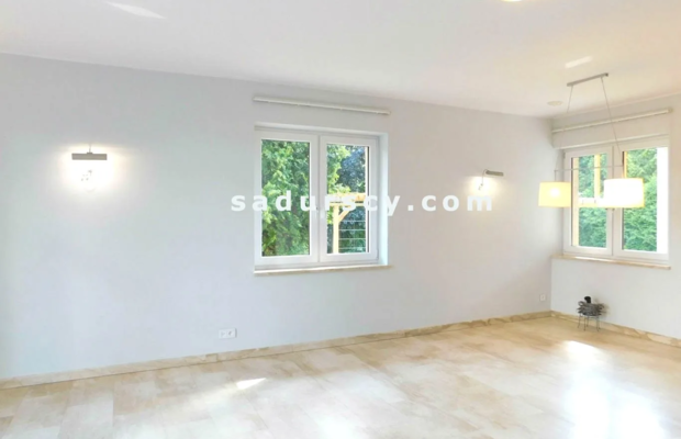 Ładny dom ok. 470m2 na działce 1500m2 w Chyliczkach, między Konstancinem i Piasecznem. Powierzchnia użytkowa parteru, poddasza,