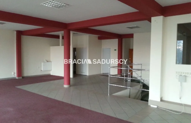 *Zdjęcia należą do właściciela oferty.  
 
Polecamy do wynajęcia lokal o powierzchni 265 m2, usytuowany na I piętrze budynku pr