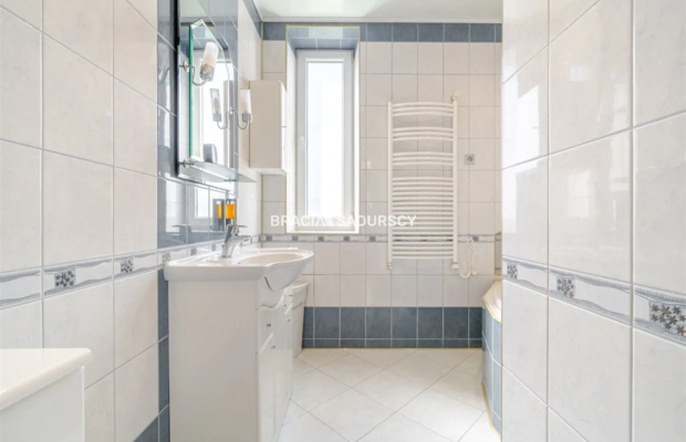 DOM NA SPRZEDAŻ - KRAKÓW, BIEŻANÓW  

 2 niezależne poziomy | ok. 200 m² | 14 arów działki | podpiwniczenie | 2 garaże 

  Dom 