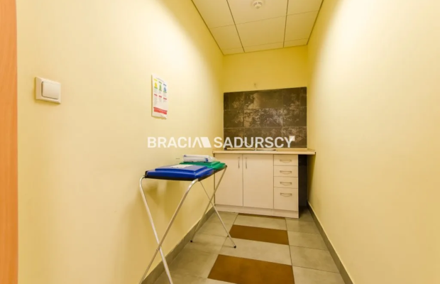 Oferta najmu powierzchni biurowej   
 
Oferujemy lokal użytkowy biurowy  o pow 520 m2 zlokalizowany przy Opolskiej w Krakowie 
