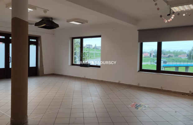 Lokal do wynajęcia w Centrum miejscowości Radziszów.   
Mam przyjemność zaoferować Państwu lokal do wynajęcia  o powierzchni 10