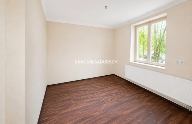 Dom jednorodzinny z dużym potencjałem inwestycyjnym w sąsiedztwie nowej zabudowy wielorodzinnej, na działce o pow. 4,23 ara -ok