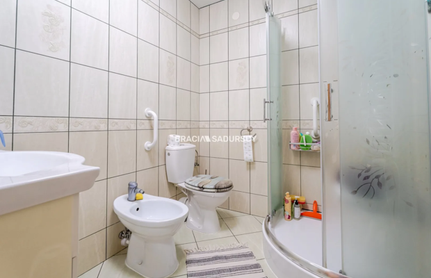 Dom w Centrum Kocmyrzowa, dwa wejścia, garaż 