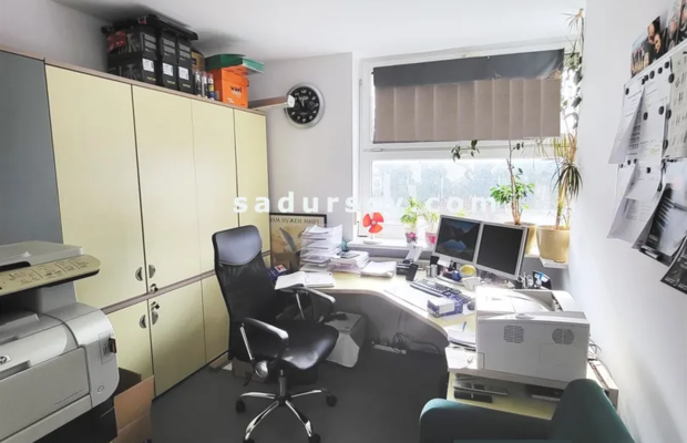 Lokal biurowy 40m 2  na zamkniętym osiedlu   w Piasecznie,   na parterze. Spokojna ulica  w pobliżu centrum,  teren ogrodzony, 