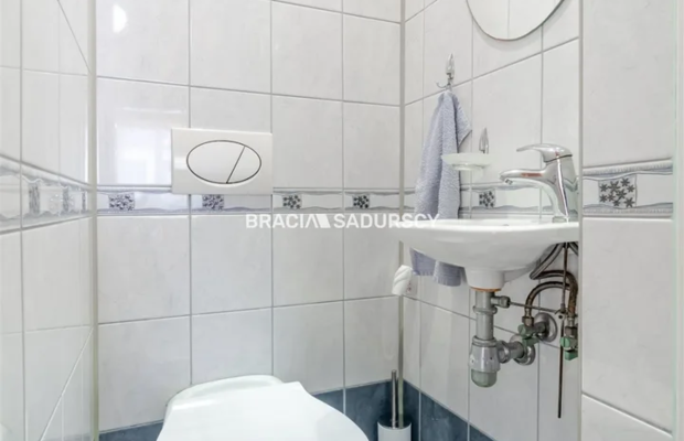 DOM NA SPRZEDAŻ - KRAKÓW, BIEŻANÓW  

 2 niezależne poziomy | ok. 200 m² | 14 arów działki | podpiwniczenie | 2 garaże 

  Dom 