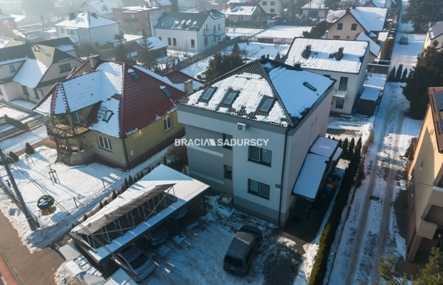 Budynek z 6 niezależnymi apartamentami.
