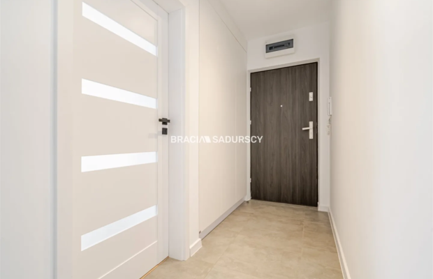 Bochnia, 2-pokojowe mieszkanie o powierzchni 37 m² wraz z miejscem postojowym i komórką lokatorską. 
Mieszkanie położone na par