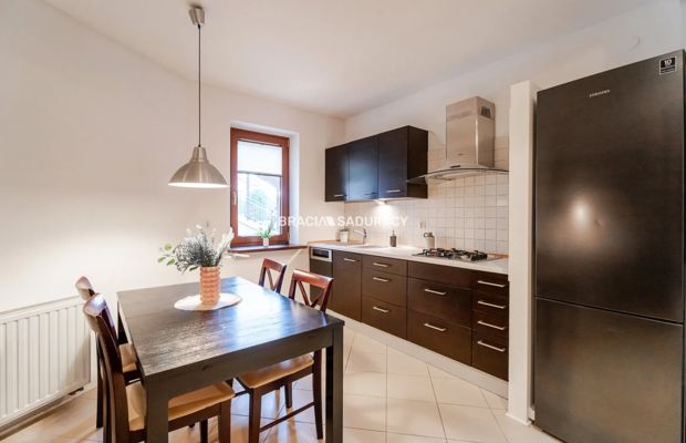 Duże 3 pokoje 79,8 m² | balkon | komórka | garaż | Wierzyńskiego | Kraków   

 Na sprzedaż przestronne mieszkanie 3-pokojowe o 
