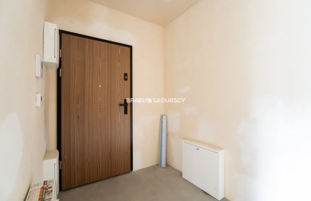 Nowoczesny jasny apartament w otoczeniu zieleni 