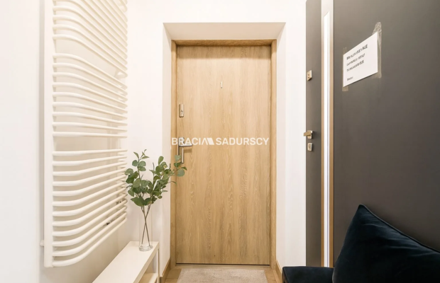 Dom inwestycyjny – 5 mieszkań, 2 lokale, paczkomat