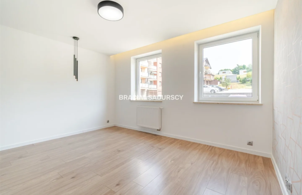 Bochnia, 2-pokojowe mieszkanie o powierzchni 37 m² wraz z miejscem postojowym i komórką lokatorską. 
Mieszkanie położone na par