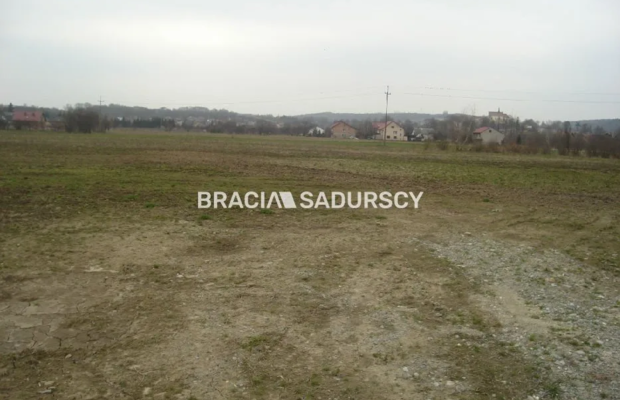 *Zdjęcia należą do właściciela oferty.   
 
Działka inwestycyjna 100 arowa leżąca na terenie przemysłowym w Morawicy. Media: ka