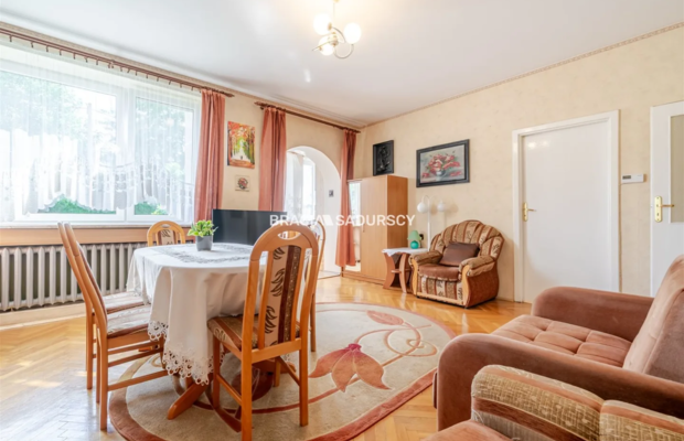 DOM NA SPRZEDAŻ - KRAKÓW, BIEŻANÓW  

 2 niezależne poziomy | ok. 200 m² | 14 arów działki | podpiwniczenie | 2 garaże 

  Dom 