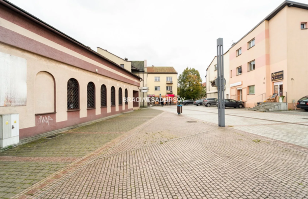 Usługowo-mieszkalny w centrum z własnym parkingiem