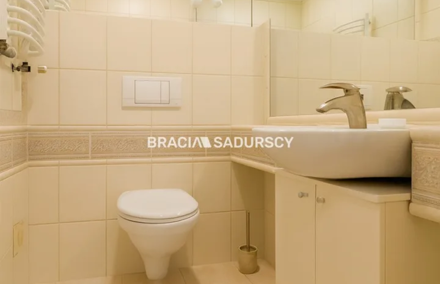Dom na Woli Justowskiej, garaż na 2 samochody.