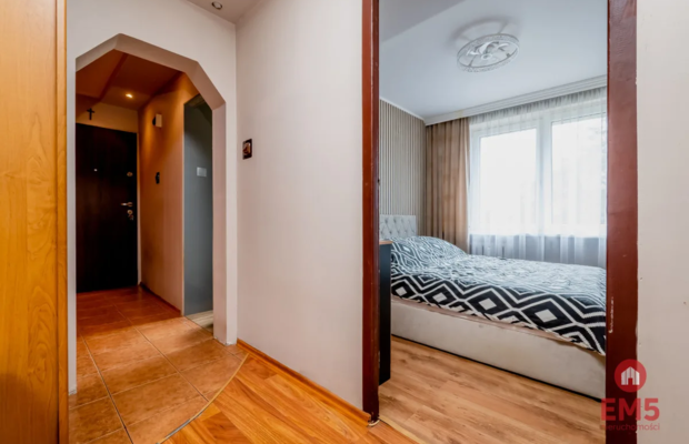 Trzy pokoje, duży balkon, do wejścia.