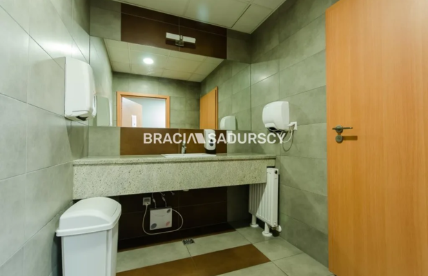 Oferta najmu powierzchni biurowej   
 
Oferujemy lokal użytkowy biurowy  o pow 520 m2 zlokalizowany przy Opolskiej w Krakowie 

