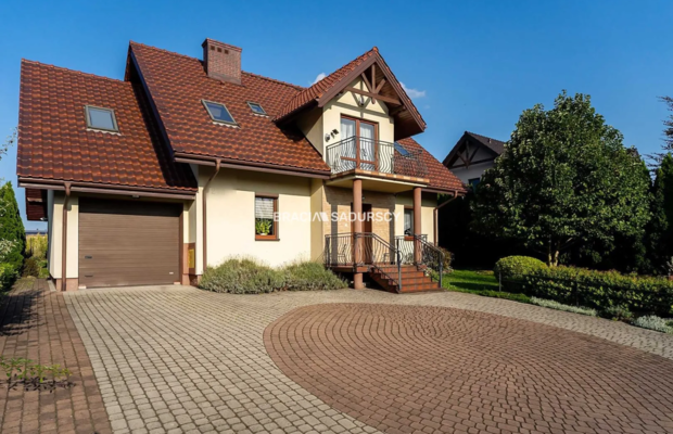 Dom w Centrum Kocmyrzowa, dwa wejścia, garaż 