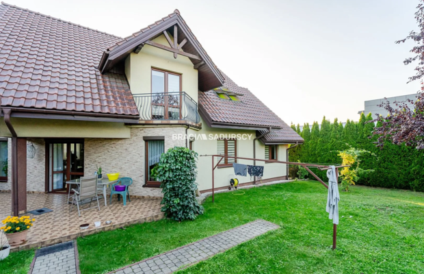 Dom w Centrum Kocmyrzowa, dwa wejścia, garaż 