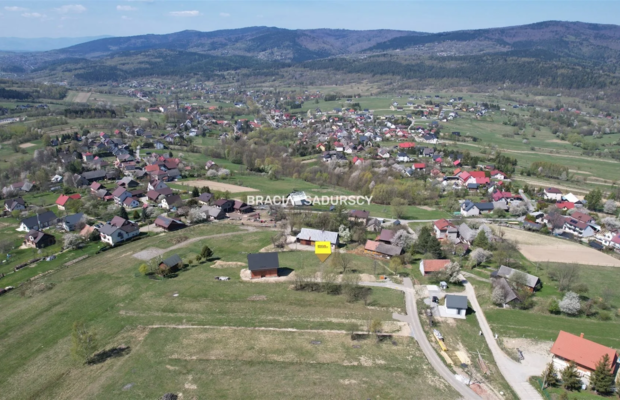Działka budowlana o pow. 1596 m2  Krzeszów, gm. Stryszawa. 
Widokowa działka  położona w malowniczym Krzeszowie  w okolicy Besk