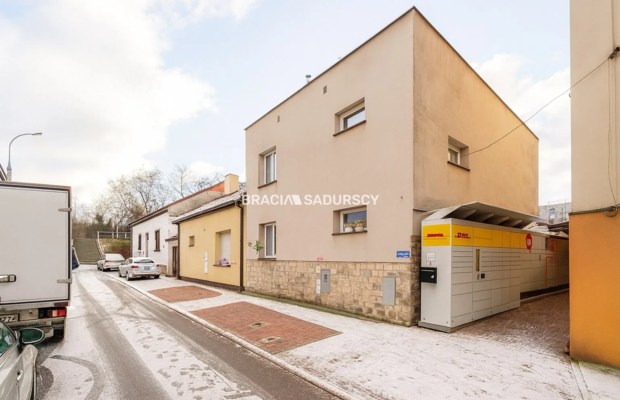 Dom inwestycyjny – 5 mieszkań, 2 lokale, paczkomat