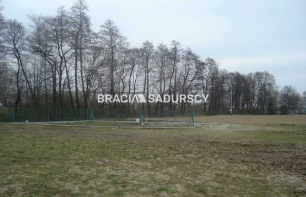 *Zdjęcia należą do właściciela oferty.   
 
Działka inwestycyjna 100 arowa leżąca na terenie przemysłowym w Morawicy. Media: ka