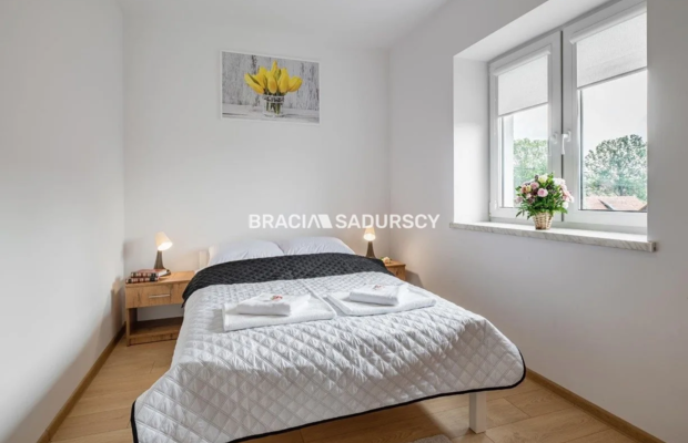 Budynek z 6 niezależnymi apartamentami.
